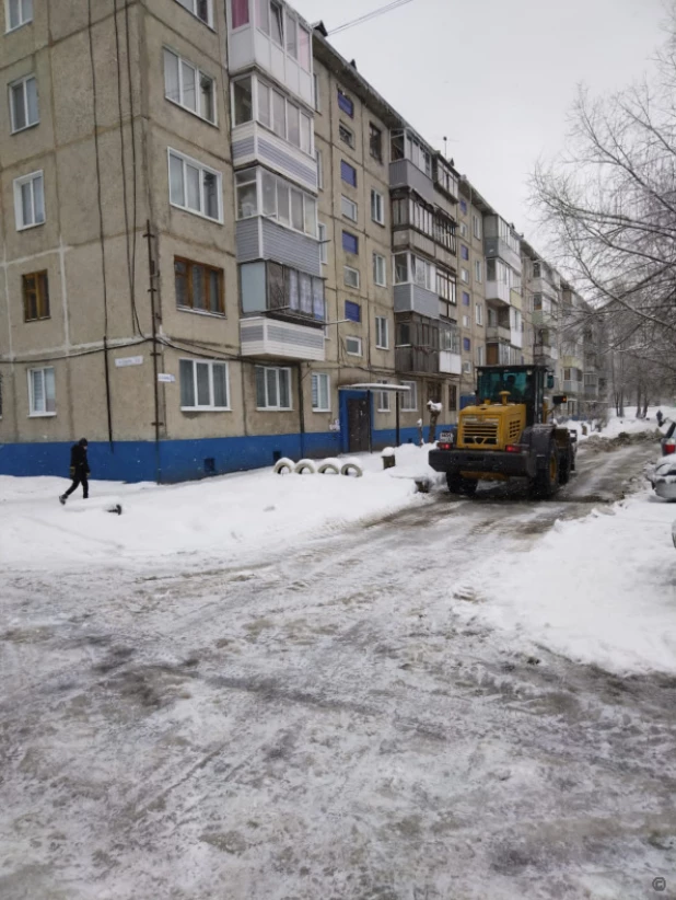 Уборка снега во дворах. 