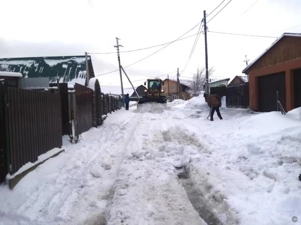 Уборка снега во дворах. 