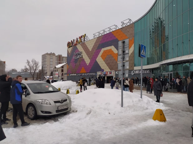 Подростки в ТРЦ "Галактика".