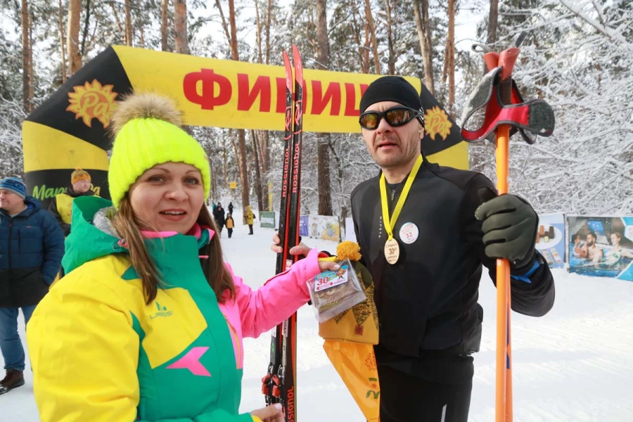 Первый марафонец пришедший на финиш с подарками от Мария-Ра.