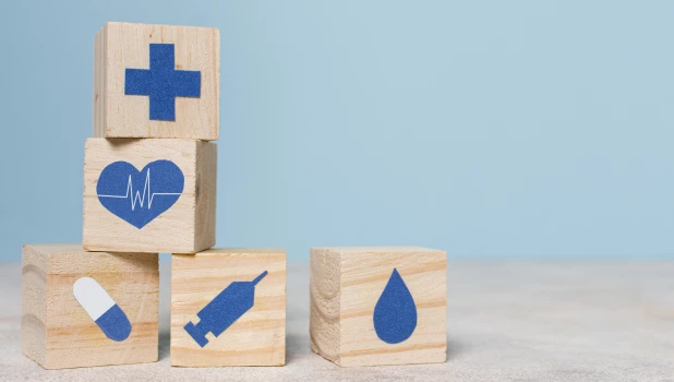 Кубики с медицинскими символами.