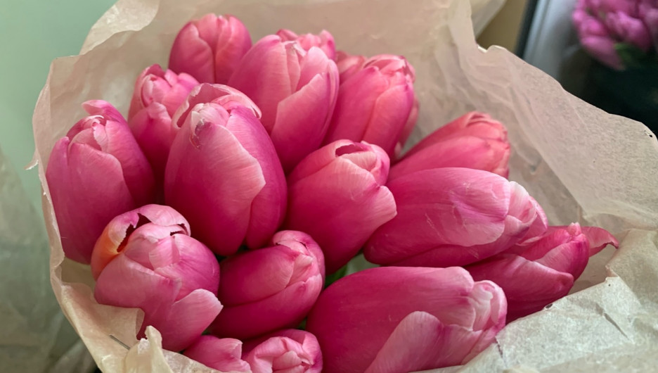 Купить тюльпаны в улан удэ. С 8 мартом тюльпаны. Откуда привозят тюльпаны. Реклама тюльпанов стоит долго.