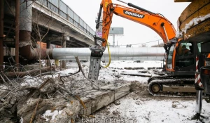 На мосту на проспекте Ленина монтируют новые опоры.