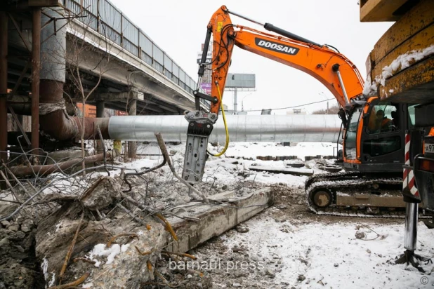 На мосту на проспекте Ленина монтируют новые опоры.