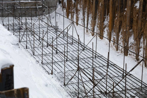 На мосту на проспекте Ленина монтируют новые опоры.