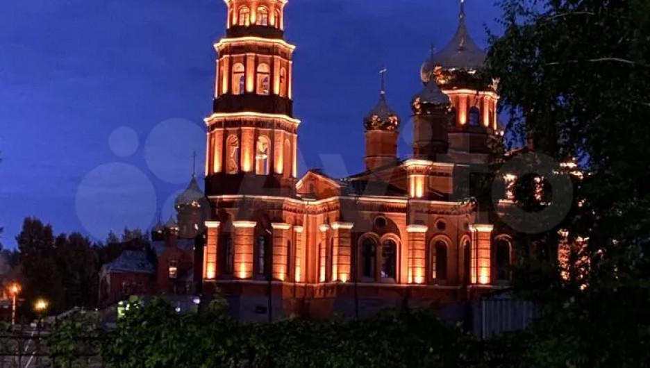 Большую трешку возле Александро-Невского собора продают за 11,5 млн рублей в Барнауле

