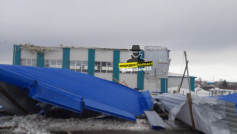 Ветер снес крышу школы в Алтайском крае - это второй случай такой за неделю