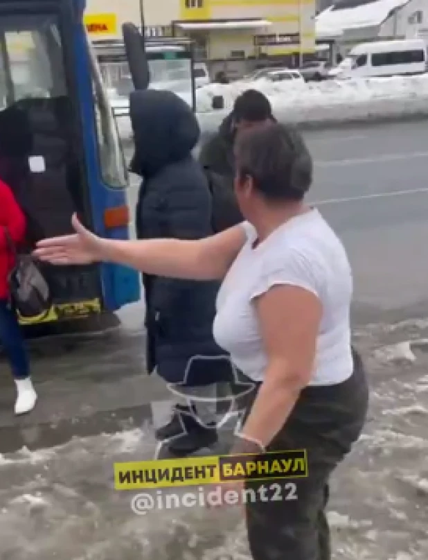 Женщина распылила перцовый баллончик в автобусе.