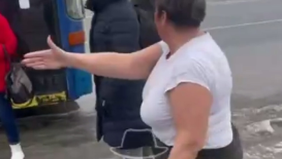 Женщина распылила перцовый баллончик в автобусе.