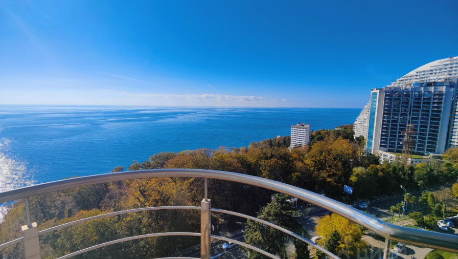 Трешку с панорамными окнами и видом на море продают в Сочи за 10 млн рублей