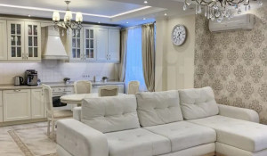 Абсолютно белую квартиру с доброжелательными соседями продают за 13,6 млн рублей в Барнауле

