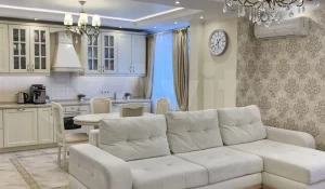 Абсолютно белую квартиру с доброжелательными соседями продают за 13,6 млн рублей в Барнауле

