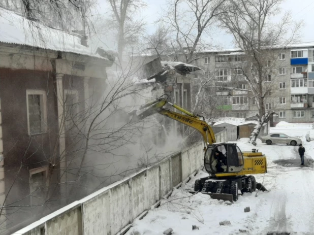 Снос крыши в аварийном здании на пр. Ленина 131/2.