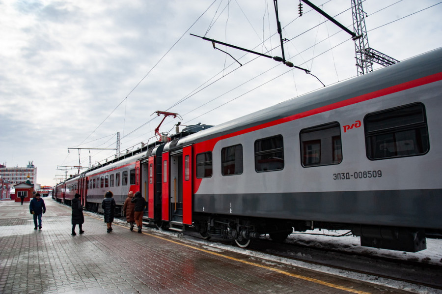 Электропоезд ЭП3Д на станции Барнаул.