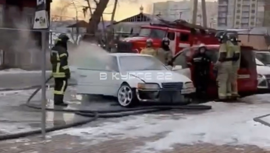 В центре Барнаула сгорел автомобиль
