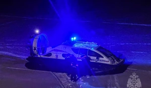 Сотрудники МЧС спасли двух рыбаков, застрявших на снегоходе на льду Оби

