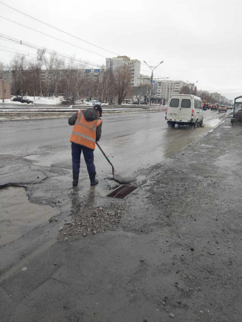 Как устраняют последствия весенней погоды на улицах Барнаула, показала мэрия