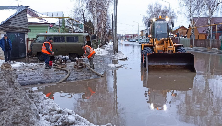 Как устраняют последствия весенней погоды на улицах Барнаула, показала мэрия