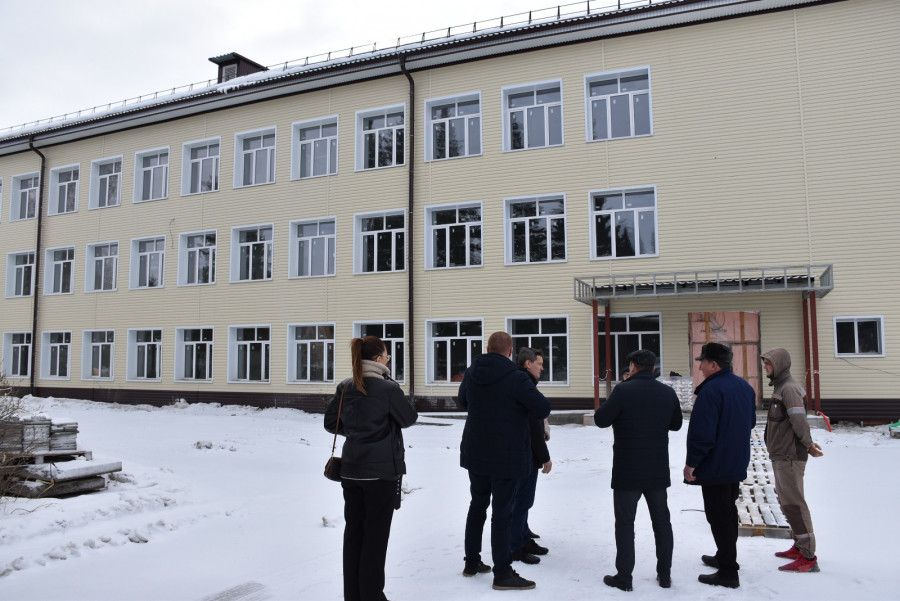 Представители партии «Единая Россия» проконтролировали ход ремонта средней школы в селе Шебалино.