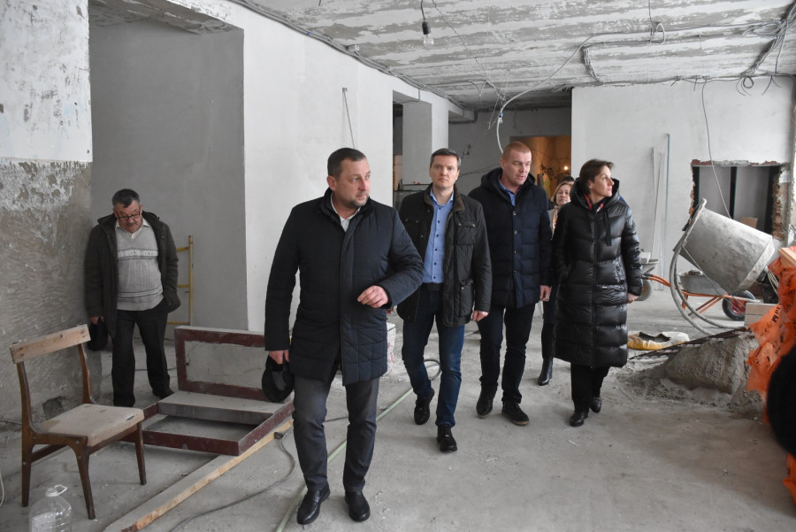 Представители партии «Единая Россия» проконтролировали ход ремонта средней школы в селе Шебалино.