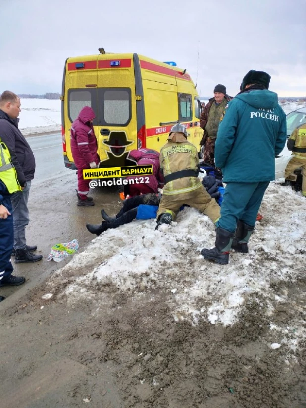 Автомобиль врезался в остановку.