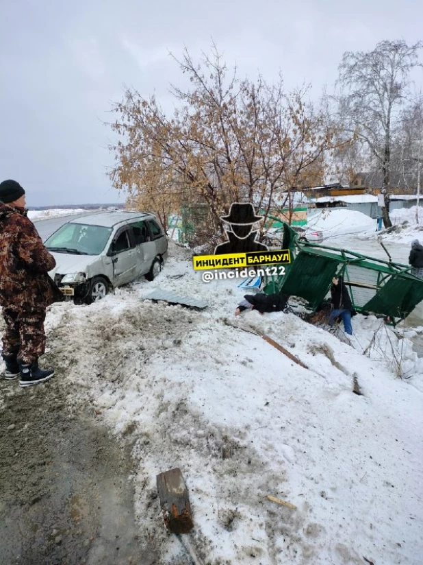 Автомобиль врезался в остановку.