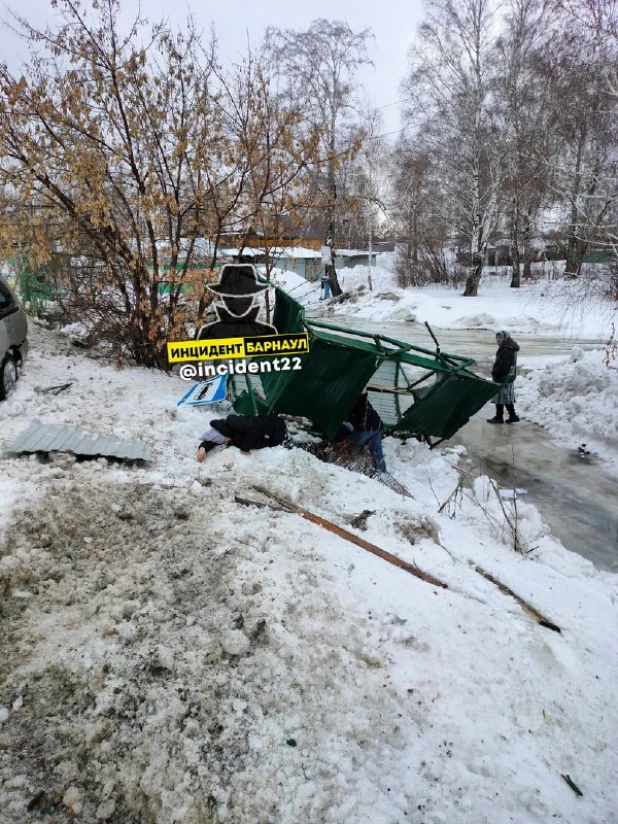 Автомобиль врезался в остановку.