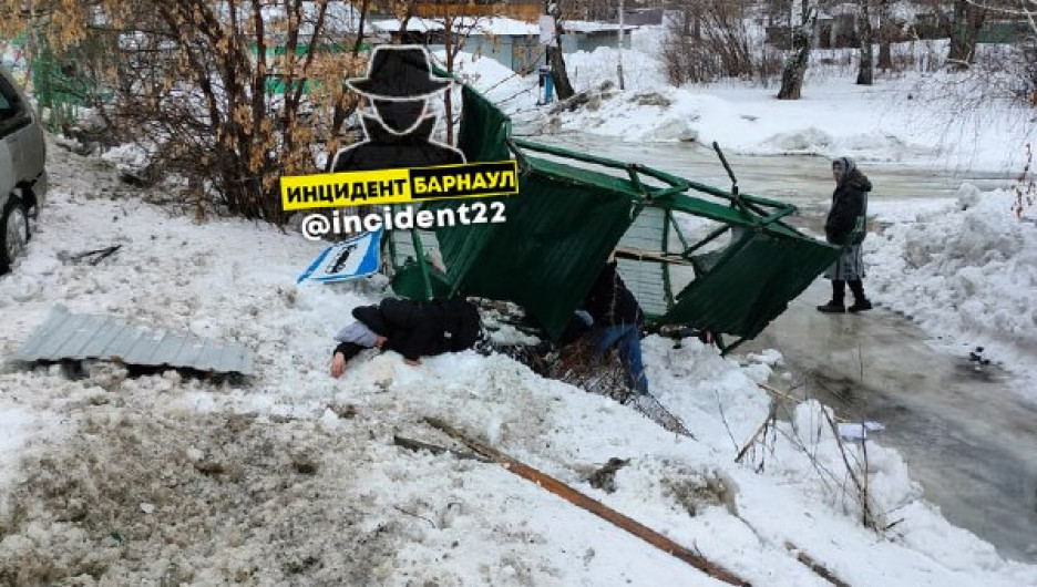 Водителя, который сбил людей на остановке в Новоалтайске, арестовали на два месяца