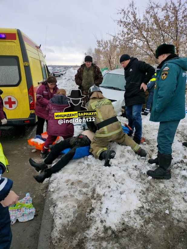 Автомобиль врезался в остановку.