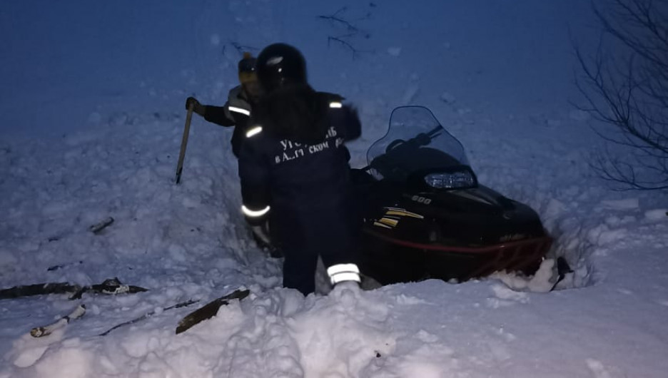 Мужчина упал в овраг во время катания на снегоходе в алтайском районе - на помощь пришли спасатели