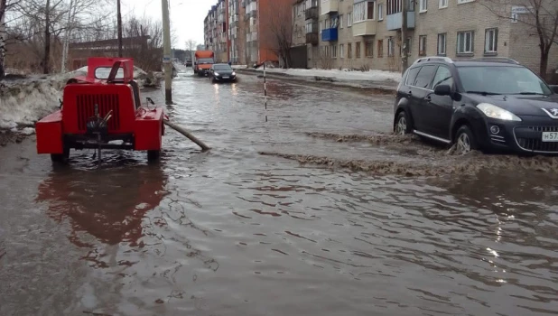 Подтопление дороги в Бийске.