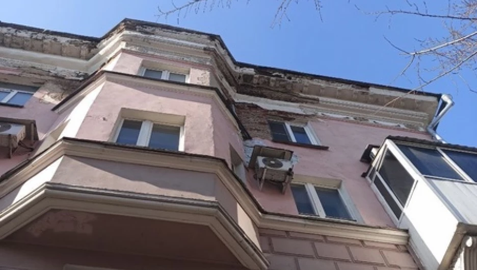 Жители Барнаула показали аварийный фасад здания на пр. Ленина