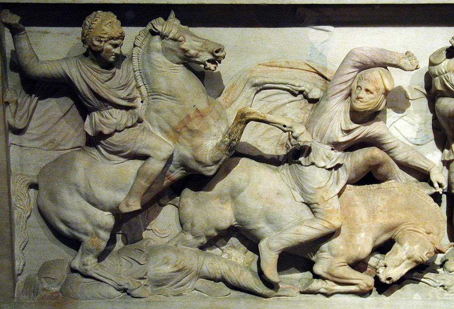 Александр Македонский в шлеме Геракла на саркофаге из Сидона.