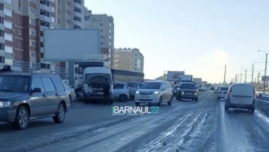 Массовое ДТП произошло в Барнауле на ул. Власихинской