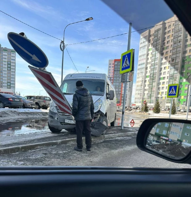 Газель сбила дорожный знак.