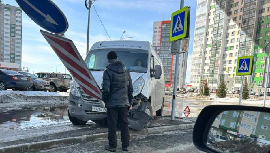 ГАЗель снесла дорожный знак в Барнауле