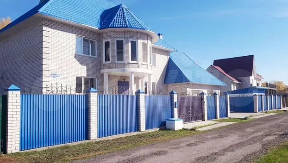 Дом всех цветов радуги сдают в Барнауле за 22 тыс. рублей в сутки.