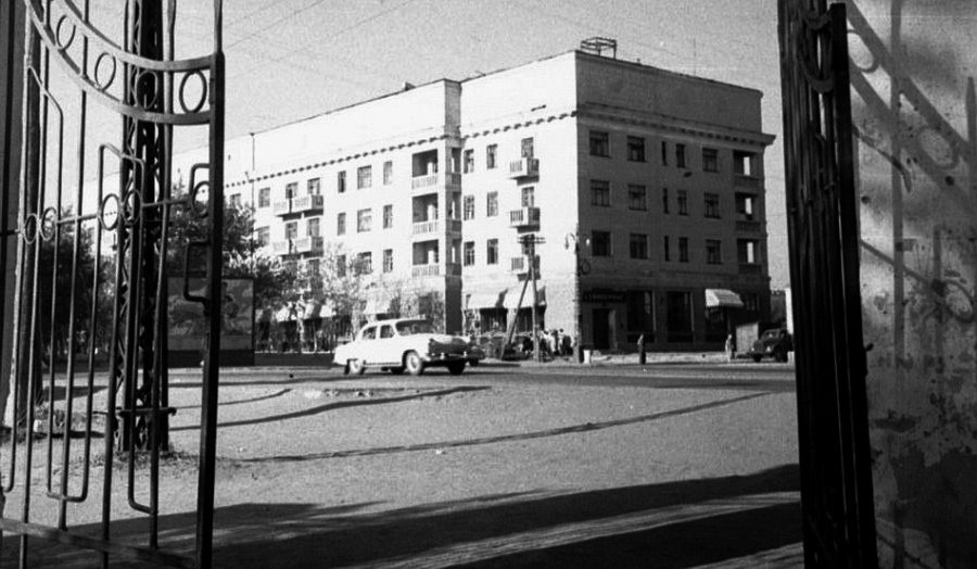 Филиал ЦУМа на пр. Калинина, 10, фото 1964 года. 
