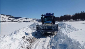 Сильный снегопад заблокировал дорогу к поселку на Алтае.