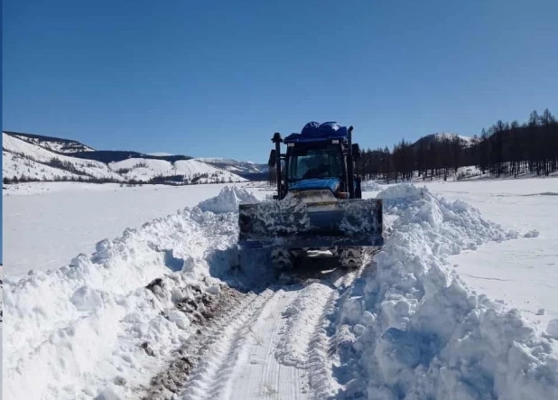 Сильный снегопад заблокировал дорогу к поселку на Алтае.