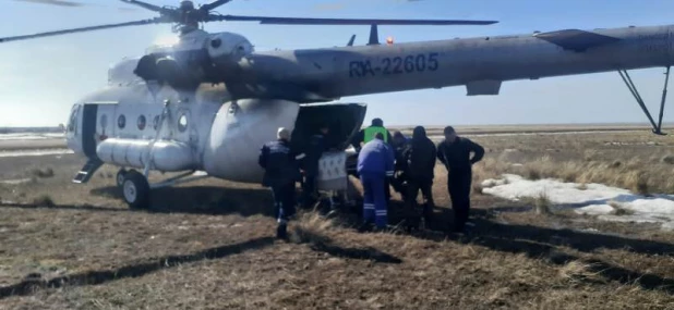 Автоинспекторы оказали помощь в срочной транспортировке больного в медицинский вертолет.