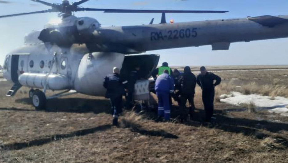 Больного на Алтае срочно транспортировали в медицинский вертолет