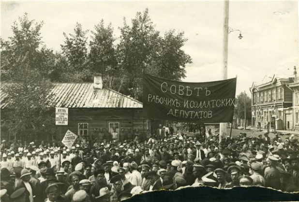 День, когда Соборную пл. переименовали в пл. Свободы, фото 1917 года.