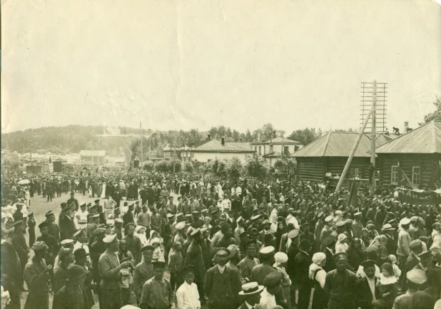 День, когда Соборную пл. переименовали в пл. Свободы, фото 1917 года.