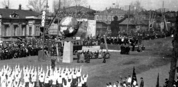 Первомайские советские демонстрации в городе 1920-1950 годов.