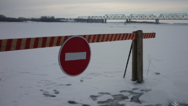 Последнюю ледовую переправу закрыли в Алтайском крае.