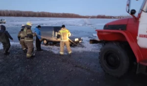 Легковушка провалилась под лед.