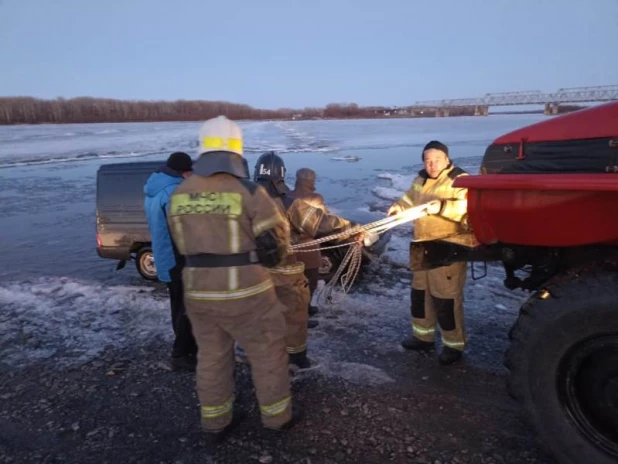 Легковушка провалилась под лед.