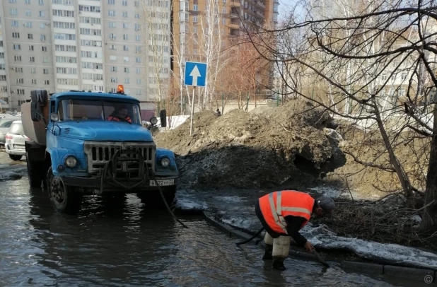 Дорожники очищают тротуары и ливневки.