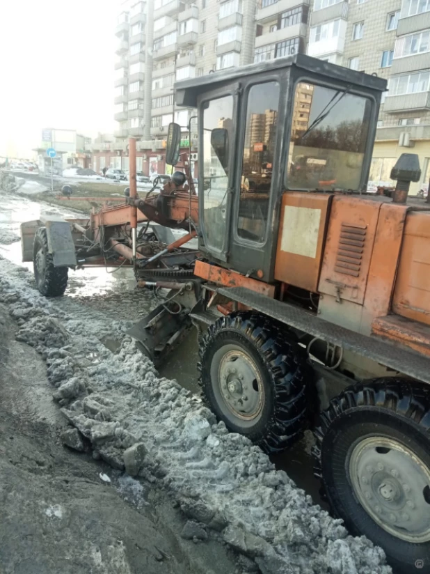 Дорожники очищают тротуары и ливневки.